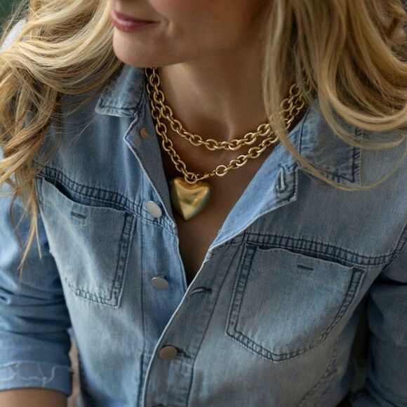 NWOT $155 Roxanne Assoulin The Puffy Heart Necklace in Gold - Picture 4 of 13